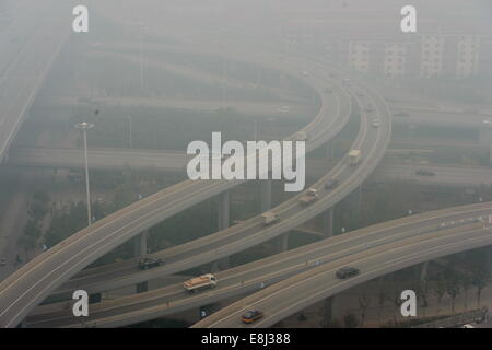 Shijiazhuang, China der Provinz Hebei. 9. Oktober 2014. Smog hüllt Shijiazhuang, Hauptstadt der Provinz Hebei North China, 9. Oktober 2014. Bildnachweis: Mou Yu/Xinhua/Alamy Live-Nachrichten Stockfoto