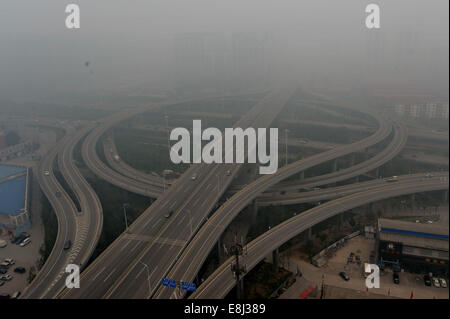 Shijiazhuang, China der Provinz Hebei. 9. Oktober 2014. Smog hüllt Shijiazhuang, Hauptstadt der Provinz Hebei North China, 9. Oktober 2014. Bildnachweis: Mou Yu/Xinhua/Alamy Live-Nachrichten Stockfoto