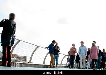 Menschen auf die Millennium Bridge, London, UK Stockfoto