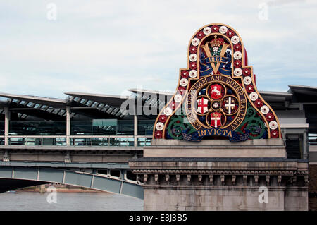 London, Chatham and Dover Railway Wappen auf Blackfriars Bridge, London, UK Stockfoto