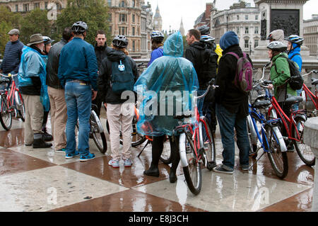 Menschen auf der Radtour bei nassem Wetter, Trafalgar Square, London, UK Stockfoto