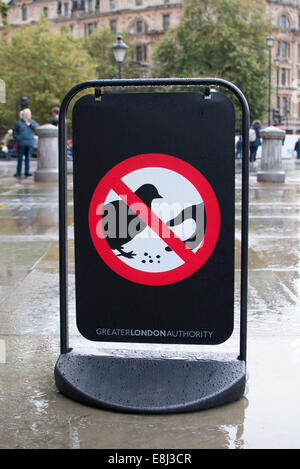 Nicht füttern der Tauben Zeichen, Trafalgar Square, London, UK Stockfoto