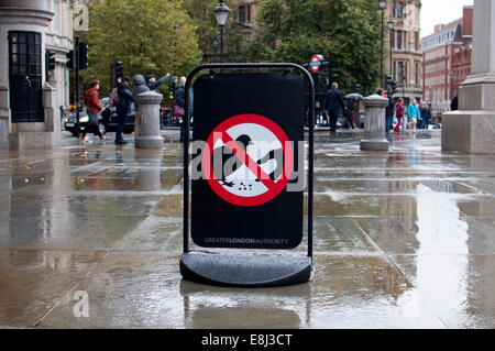 Nicht füttern der Tauben Zeichen, Trafalgar Square, London, UK Stockfoto