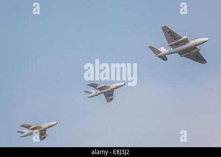 Canberra und Hawker Hunter anzeigen am Goodwood Revival 2014, West Sussex, UK Stockfoto