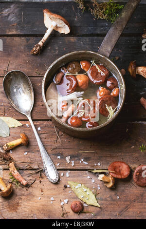 Pilze-Suppe mit Nudeln in Vintage Topf bei alten Holztisch. Stockfoto