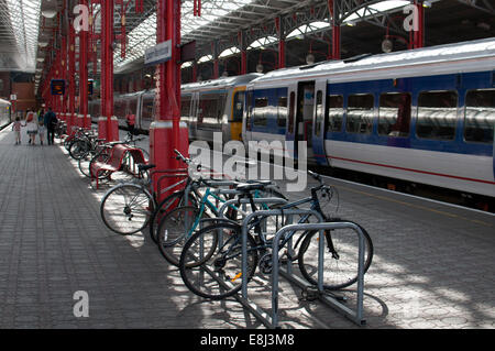 Fahrräder parken am Bahnhof Marylebone, London, UK Stockfoto