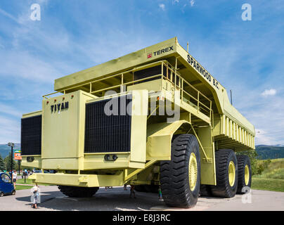 Terex Titan haul Truck für Tagebau-Minen, gleichzeitig der größte Lastwagen der Welt, auf dem Display in Sparwood, Britisch-Kolumbien Stockfoto