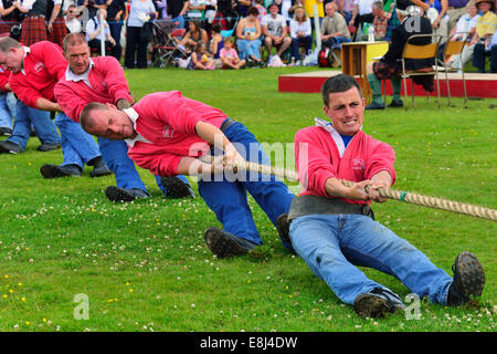 Tauziehen, eine der Disziplinen bei den Highland Games, Dufftown, Moray, Highlands, Schottland, Vereinigtes Königreich