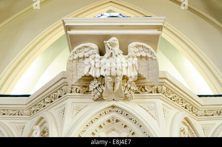 Taube Figur auf dem Altar im Inneren der "Ersten Kirche von Otago," Presbyterian Church, viktorianischen Kathedrale, Dunedin Stockfoto