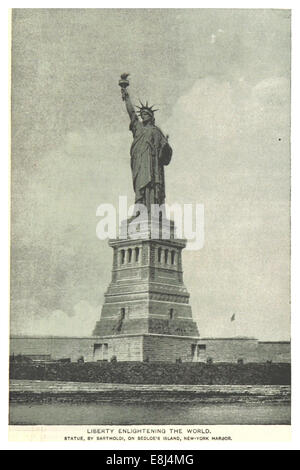 Diese Illustration aus dem Jahr 1893 aus „King's New York City“ zeigt die berühmte Freiheitsstatue, die Freiheit und Demokratie symbolisiert. Das Bild zeigt die Statue, wie sie für die Aufnahme von Einwanderern in die Vereinigten Staaten gedacht war, ein Schlüsselbild der amerikanischen Identität und Werte im späten 19. Jahrhundert. Stockfoto