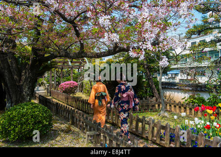 Frauen tragen traditionelle Kleider, Kimonos, Nagasaki, Japan Stockfoto