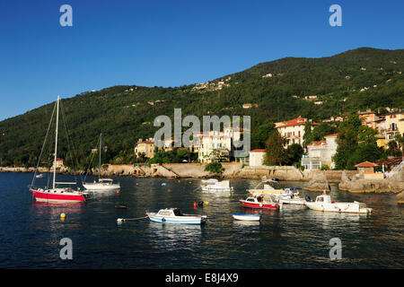 Segelboote vor Anker in das weiche Morgenlicht, Lovran, Istrien, Kroatien Stockfoto