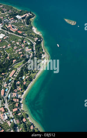 Luftaufnahme, Malcesine, Gardasee, Isola di Immaginazione, Veneto, Provinz Verona, Italien Stockfoto