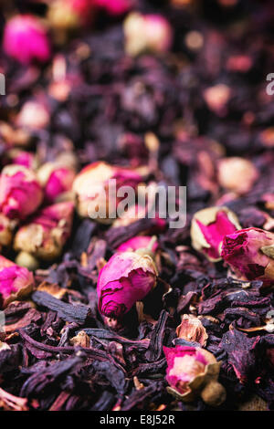 Haufen Teerosen und getrocknete Hibiskusblüten Stockfoto