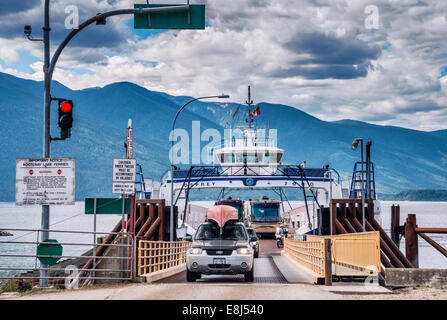Fahrzeuge verlassen MV Osprey 2000 Fähre an Rampe am Pier in Kootenay Bay Village im Kootenay Lake, British Columbia, Kanada Stockfoto