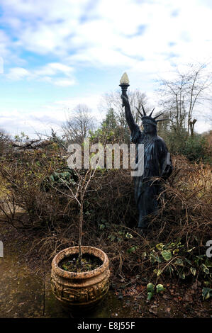 Ein New Yorker Freiheitsstatue Gartenverzierung in einem überwucherten englischen Garten UK Stockfoto