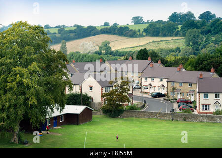 Felder zu spielen und neue Gehäuse Immobilien in Somerset Dorf von Bruton Großbritannien Stockfoto