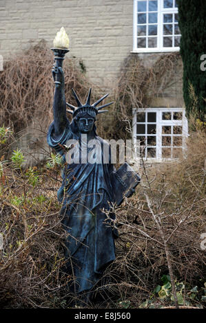 Ein New Yorker Freiheitsstatue Gartenverzierung in einem überwucherten englischen Garten UK Stockfoto