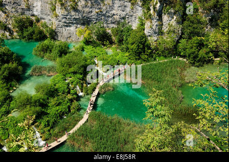 Ein Holzsteg durch Plitvicer Seen, Plitvice, Kroatien Stockfoto