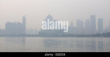 Shenyang, China Liaoning Provinz. 9. Oktober 2014. Gebäude sind eingehüllt in Smog in Shenyang, Hauptstadt des nordöstlichen Chinas Liaoning Provinz, 9. Oktober 2014. Bildnachweis: Yao Jianfeng/Xinhua/Alamy Live-Nachrichten Stockfoto