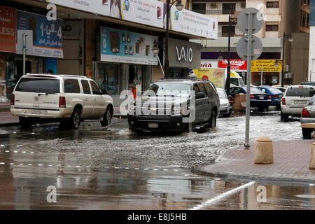 Ein Auto fährt durch das bebaute Regenwasser in den Straßen von Riyadh, Saudi-Arabien Stockfoto