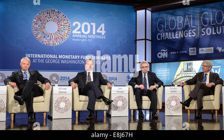 Washington, DC, USA. 8. Oktober 2014. Nobelpreisträger für Wirtschaftswissenschaften Michael Spence (1. L) und New York University Professor der Wirtschaftswissenschaften Paul Romer (1. R) besuchen Sie ein Seminar mit dem Titel "Herausforderungen der arbeitsplatzintensiven und integratives Wachstum" vom Internationalen Währungsfonds (IWF) an der George Washington University in Washington, D.C., Hauptstadt der Vereinigten Staaten, 8. Oktober 2014 statt. © Bao Dandan/Xinhua/Alamy Live-Nachrichten Stockfoto