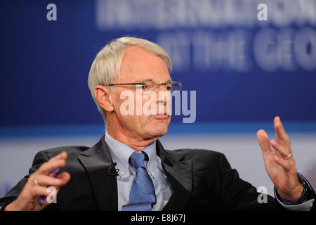 Washington, DC, USA. 8. Oktober 2014. Nobelpreisträger für Wirtschaftswissenschaften spricht Michael Spence bei einem Seminar mit dem Titel "Herausforderungen der arbeitsplatzintensiven und integratives Wachstum" statt vom Internationalen Währungsfonds (IWF) an der George Washington University in Washington, D.C., Hauptstadt der Vereinigten Staaten, 8. Oktober 2014. © Bao Dandan/Xinhua/Alamy Live-Nachrichten Stockfoto