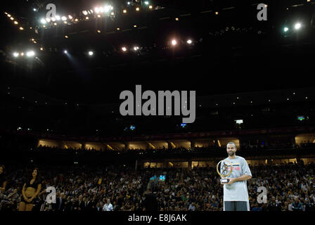 Tony Parker von den San Antonio Spurs posiert mit seinen FIBA 2013 "Europe Player of the Year" Award vor der Basketball-Spiel zwischen Alba Berlin und die San Antonio Spurs als Bestandteil der "NBA Global Games" in Berlin, Deutschland, 8. Oktober 2014. Foto: LUKAS SCHULZE/dpa Stockfoto