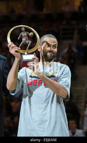 Tony Parker von den San Antonio Spurs posiert mit seinen FIBA 2013 "Europe Player of the Year" Award vor der Basketball-Spiel zwischen Alba Berlin und die San Antonio Spurs als Bestandteil der "NBA Global Games" in Berlin, Deutschland, 8. Oktober 2014. Foto: LUKAS SCHULZE/dpa Stockfoto