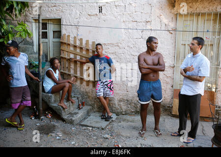 Französische Priester Etienne Kern Besuch einer Familie in Alagados favela Stockfoto