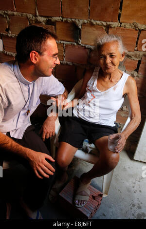 Französische Priester Etienne Kern besuchen ein Gemeindemitglied in Alagados favela Stockfoto