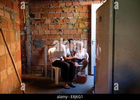 Französische Priester Etienne Kern besuchen ein Gemeindemitglied in Alagados favela Stockfoto