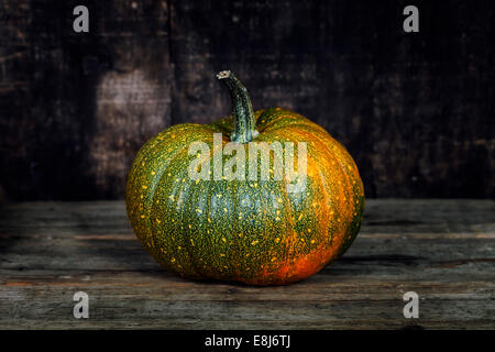 Kürbis auf alten Holztisch Stockfoto