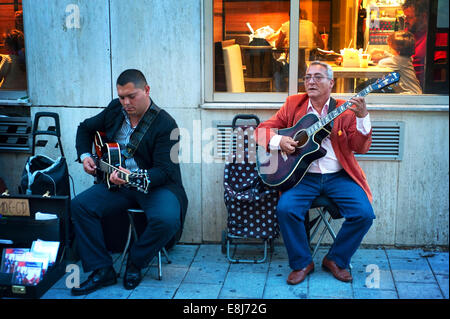 Eine unbekannte Musiker führt in den Straßen der Altstadt von Bratislava. Stockfoto
