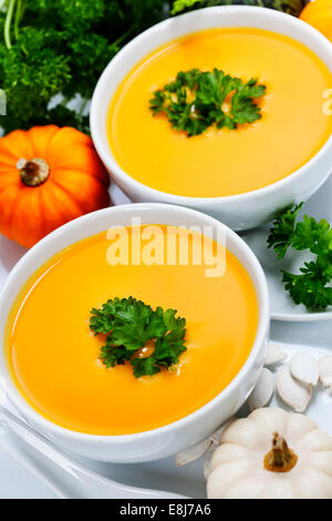 Kürbissuppe für Halloween-Party oder Erntedankfest Konzept Stockfoto