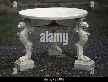 Italien. Herculaneum. Das Haus der Hirsche. 1. ANZEIGE. Kleiner Tisch im Garten. Stockfoto