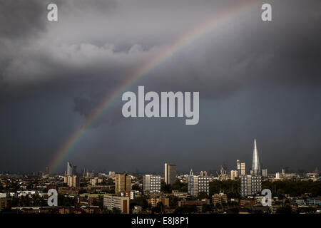 London, UK. 9. Oktober 2014. UK-Wetter. Regenbogen über The Shard und Strata SE1 Gebäude 2014 Credit: Guy Corbishley/Alamy Live News Stockfoto