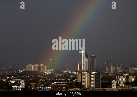 London, UK. 9. Oktober 2014. UK-Wetter. Regenbogen über The Shard und Strata SE1 Gebäude 2014 Credit: Guy Corbishley/Alamy Live News Stockfoto