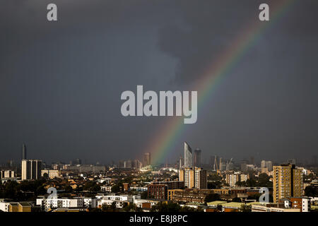 London, UK. 9. Oktober 2014. UK-Wetter. Regenbogen über The Shard und Strata SE1 Gebäude 2014 Credit: Guy Corbishley/Alamy Live News Stockfoto