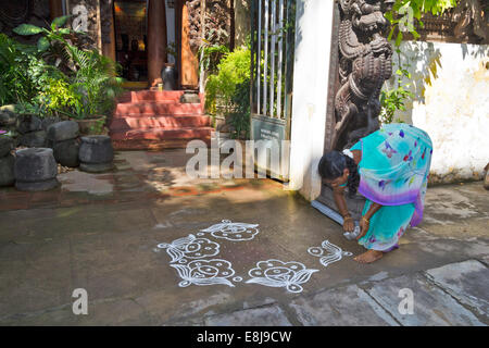 KOLAM KUNST IN PONDICHERRY INDIEN KALKSTEIN ODER REIS PULVER ENTWIRFT IN DER NÄHE VON TÜREN ZU EHREN DER GÖTTIN LAKSHMI Stockfoto