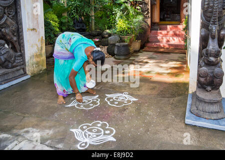 KOLAM KUNST IN PONDICHERRY INDIEN KALKSTEINMEHL ENTWIRFT IN DER NÄHE VON TÜREN ZU EHREN DER GÖTTIN LAKSHMI Stockfoto