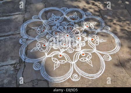 KOLAM PFLASTER KUNST IN PONDICHERRY INDIEN KALKSTEIN ODER REIS PULVER ENTWIRFT IN DER NÄHE VON TÜREN ZU EHREN DER GÖTTIN LAKSHMI Stockfoto