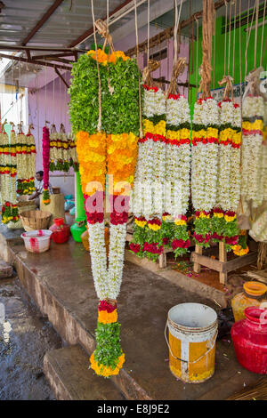 MADURAI MARKT INDIEN SPEKTAKULÄRE BLUMENGIRLANDEN VON SCHÖNEN BLUMEN ZU VERKAUFEN Stockfoto