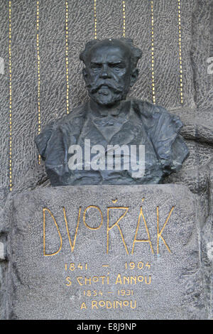 Grab von Antonin Dvorak. Statue und Plakette. Vysehrad Friedhof. Prag. Stockfoto