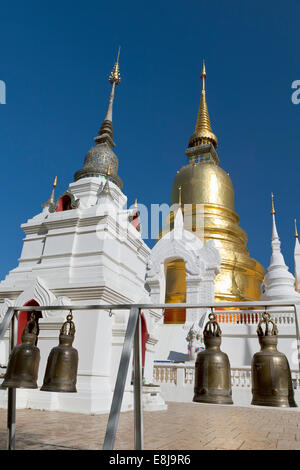 Die Chedi und Stupas im Wat Suan Dok, Chiang Mai, Thailand. Stockfoto