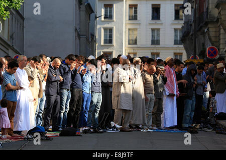 Muslime beten außerhalb der großen Moschee von Paris auf A•d El-Fitr fest. Stockfoto