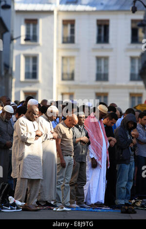Muslime beten außerhalb der großen Moschee von Paris auf A•d El-Fitr fest. Stockfoto