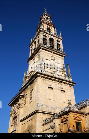 Glockenturm, die rund um das Abd er-Rahman III Minarett der MosqueÐCathedral C — Rdoba, auch genannt die Mezquita Stockfoto