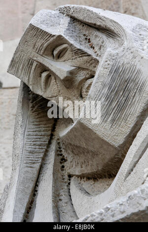 Sagrada Familia Basilika. Leidenschaft-Fa Ade: Saint Peter Verrat, Skulptur von Joseph Maria Subirachs (Detail) Stockfoto