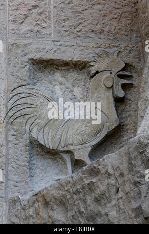 Sagrada Familia Basilika. Leidenschaft-Fa Ade: Hahn als Symbol St Peter Verrat Jesu, Skulptur von Joseph Maria Subirachs Stockfoto